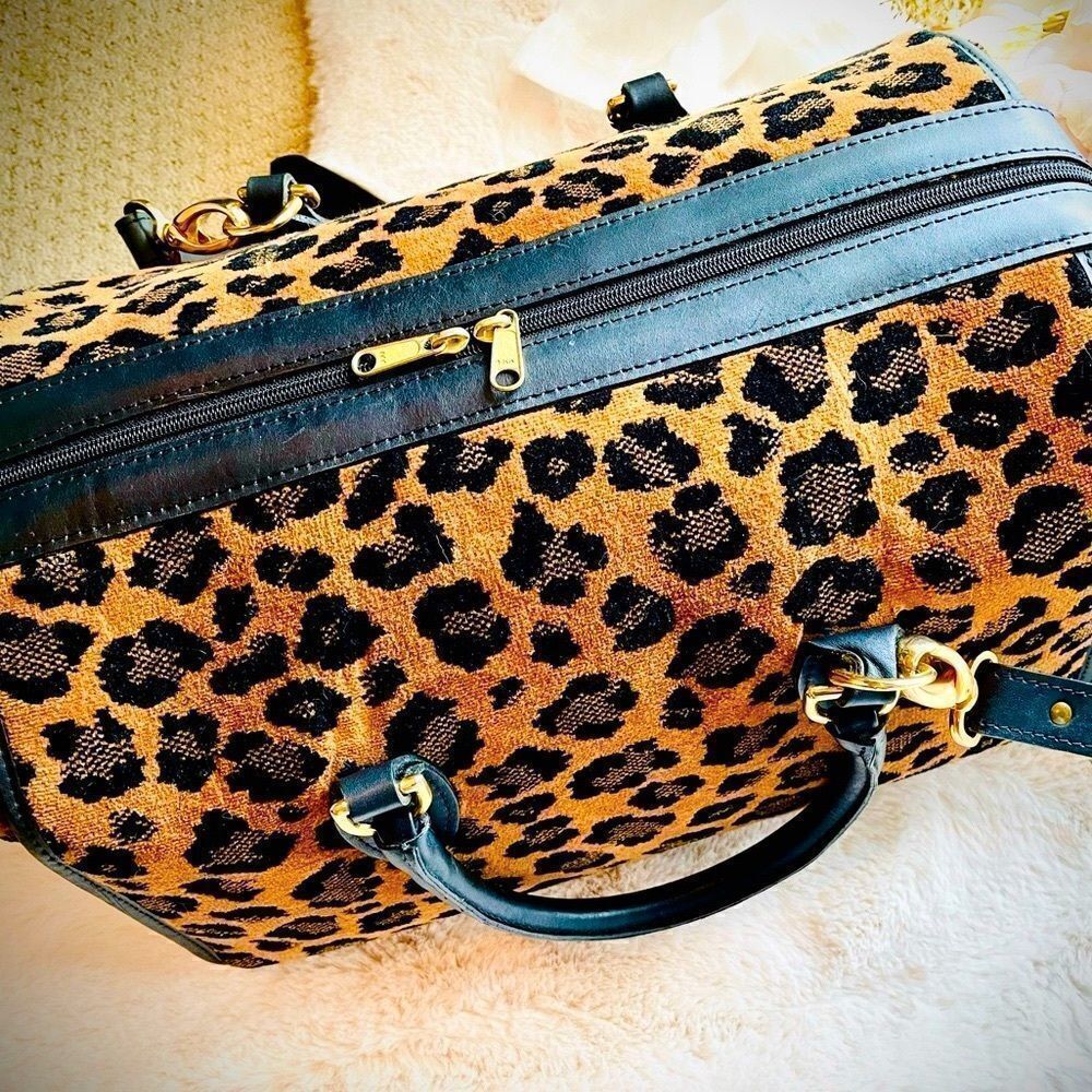 ♥️ Travel bag, vintage carry on, in Leopard 🐆 print. Gevive by boyt. - Picture 8 of 13